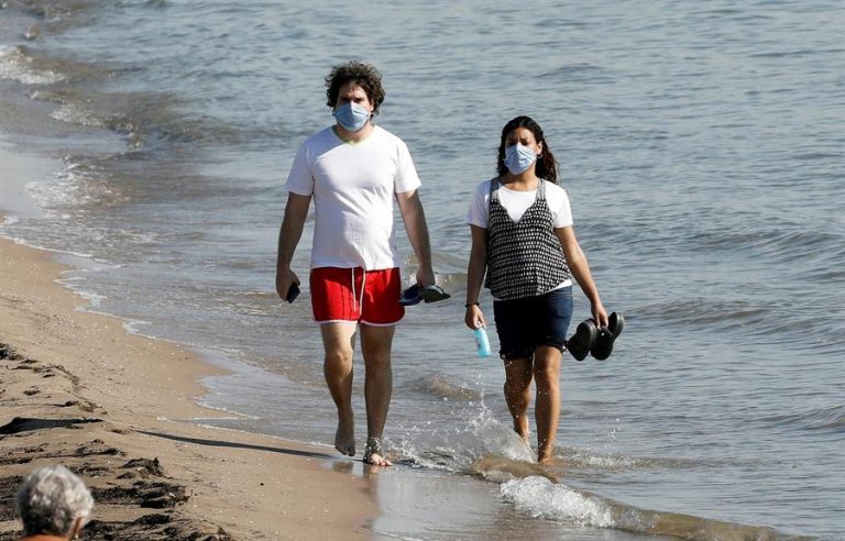 Sanidad propone mascarilla en la playa solo para pasear y si no hay distancia