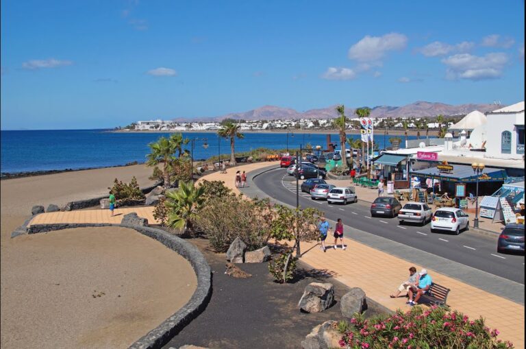 Abren la playa de Los Pocillos, afectada también por vertidos fecales en Lanzarote