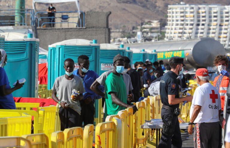 Archivada la denuncia sobre el campamento del muelle de Arguineguín