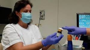 Trasladan a Los Cristianos a 60 ocupantes de un cayuco y llega otra patera a La Tejita