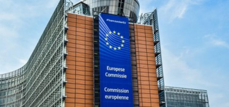 La UE prioriza la ayuda países vecinos de Afganistán para evitar «movimientos migratorios ilegales»
