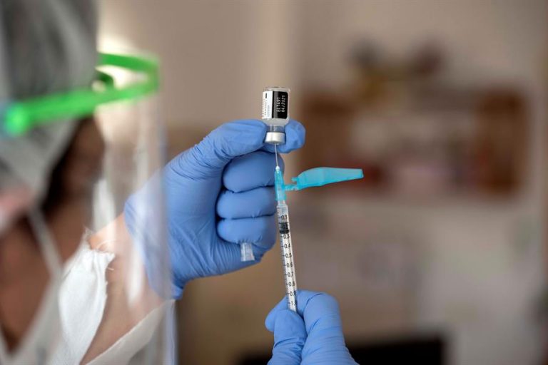 La inmunidad de Pfizer y Moderna es mayor y se mantiene estable en el tiempo