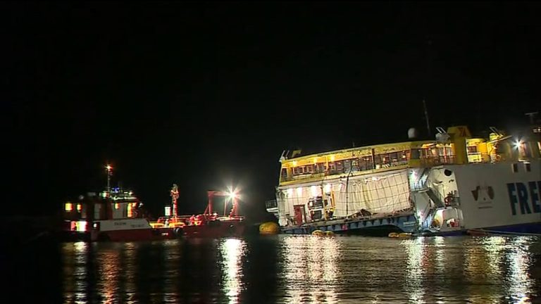 Los equipos logran recuperar el ferri encallado en Agaete