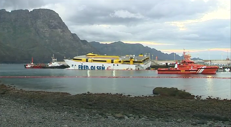 Los trabajos en el barco de Fred. Olsen continuarán para poder sacar los vehículos