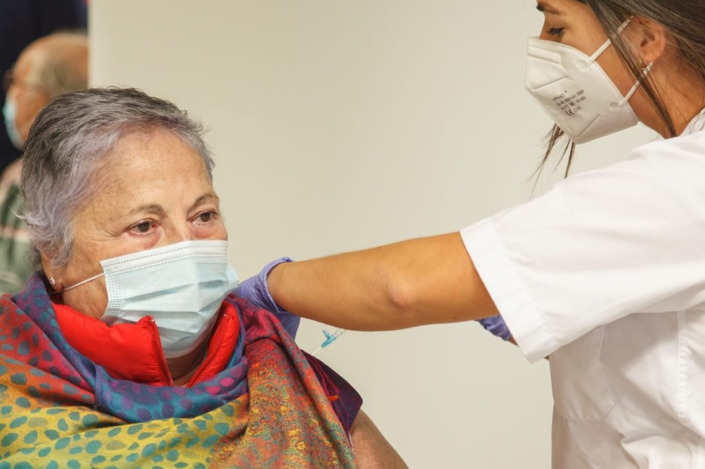 Los expertos debaten sobre una cuarta dosis para los mayores de 80 años