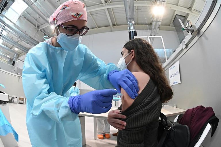 Las enfermeras insisten a los jóvenes en seguir las medidas de seguridad