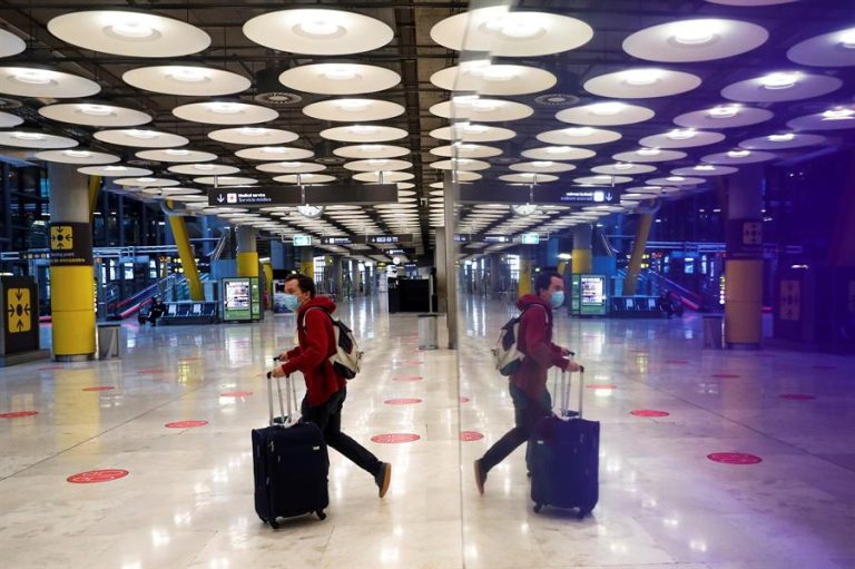 Los 27 acuerdan reabrir la frontera de la UE a los turistas vacunados en terceros países
