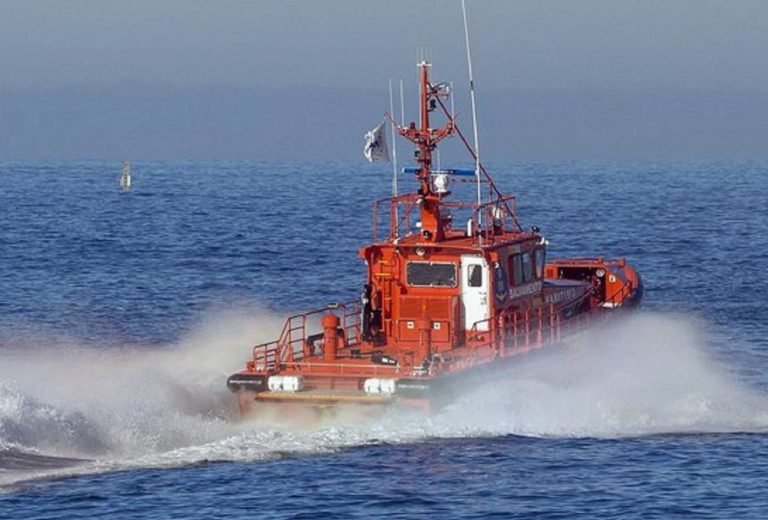 Salvamento rescata un cayuco con 54 hombres a tres kilómetros de Maspalomas