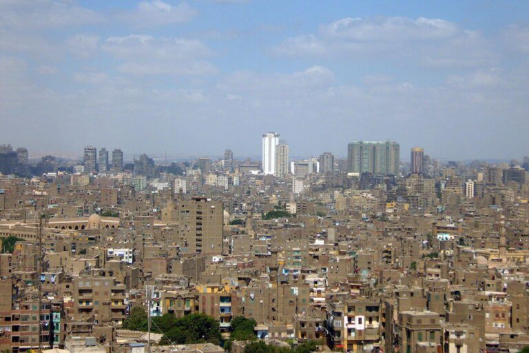 Al menos 23 muertos al derrumbarse un bloque de viviendas de 10 plantas en El Cairo