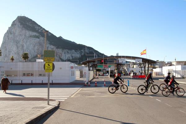 Gibraltar experimenta los primeros paseos sin mascarilla y sin toque de queda