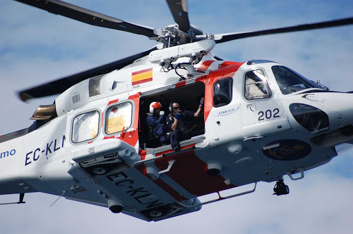 Un helicóptero rescata a dos tripulantes de un velero, tras varar en Lobos