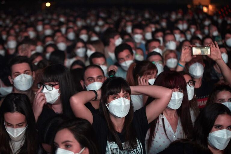 Love of Lesbian devuelve por una noche a 5.000 personas a la vieja normalidad