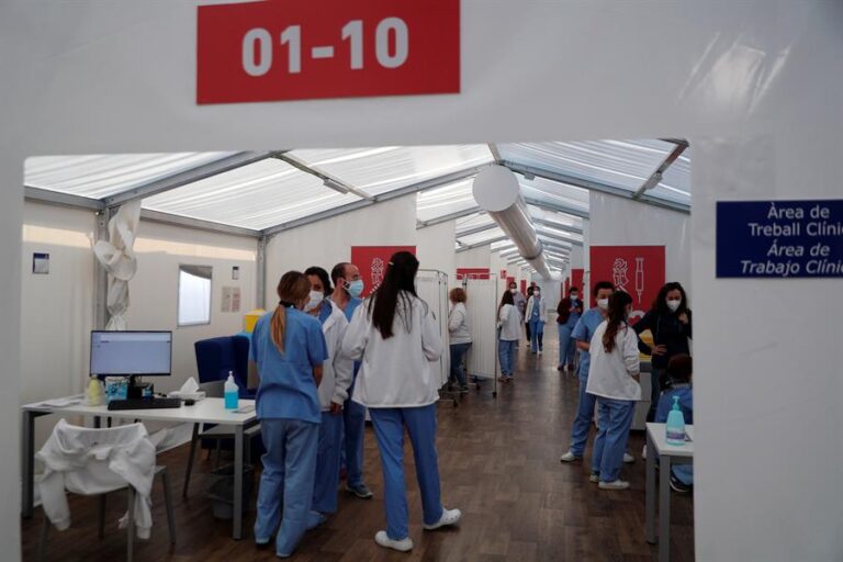 Canarias bate su propio récord y vacuna a 18.418 personas en un mismo día