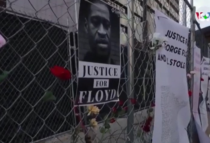 El juicio contra el ex policía acusado de asesinar a George Floyd arranca con uno de los vídeos de su muerte