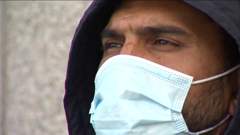 Los migrantes que salieron del campamento Canarias 50 pasan su tercera noche fuera