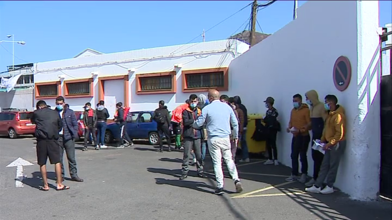 Los más de 60 migrantes que salieron del Campamento Canarias 50 no saben dónde pasarán la noche