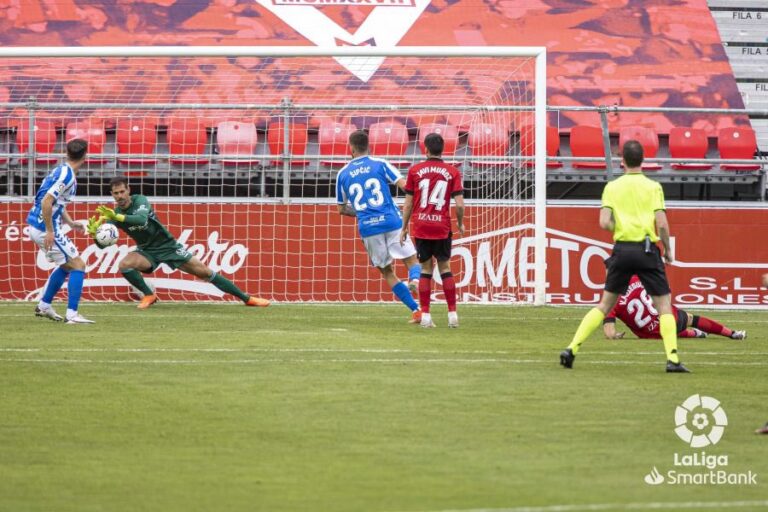 Mirandés y Tenerife empatan en un partido sin goles ni oportunidades
