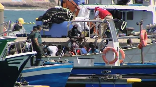 Suben a un centenar los inmigrantes llegados a Canarias el domingo con 50 más