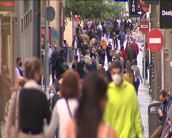 Los parados en Canarias caen en 5.239 personas en mayo