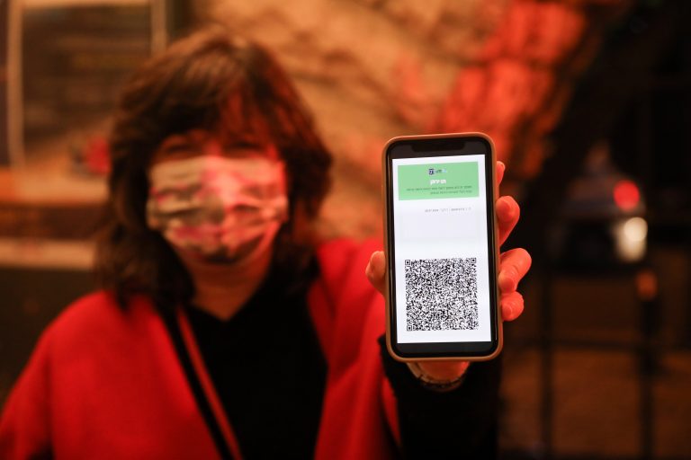 El TSJC suspende que se exija el certificado covid para acceder a los locales
