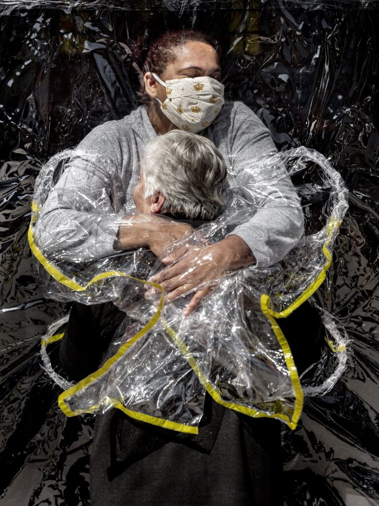 El primer abrazo de la pandemia se lleva el World Press Photo a la mejor fotografía del año