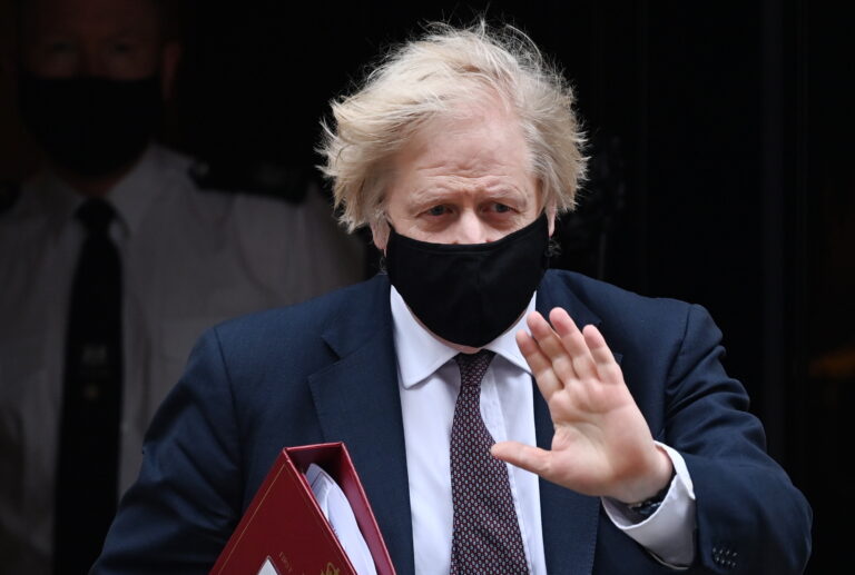 Johnson espera reanudar los viajes internacionales el 17 de mayo, pero mantiene la prudencia para evitar la entrada de variantes en el Reino Unido