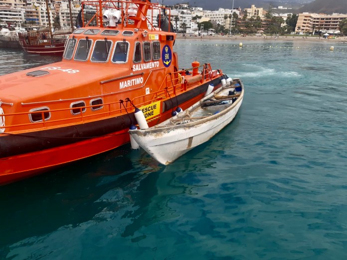 Doce ocupantes del cayuco de Tenerife evacuados, uno muy grave