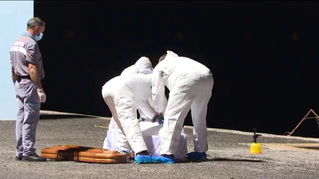 Los cuerpos de los cuatro migrantes fallecidos llegaron de madrugada a La Restinga