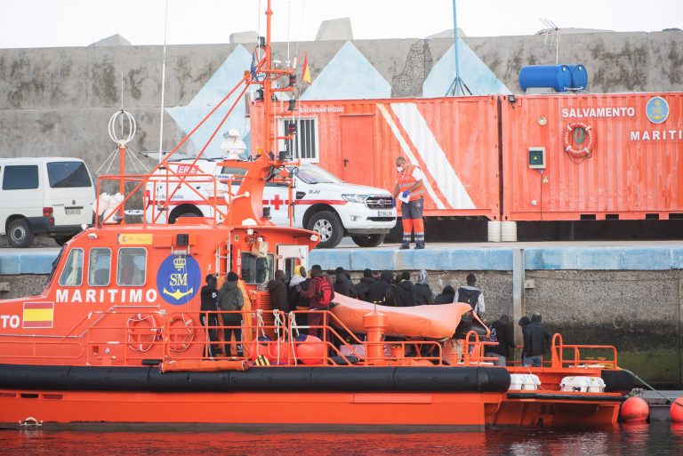 Rescatan a 57 personas en una lancha neumática que alertaron de que iban rumbo a Fuerteventura