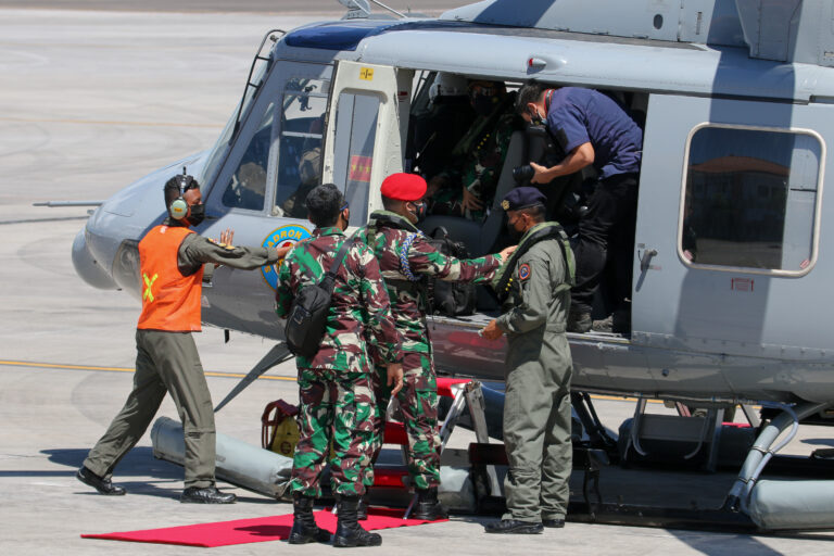 Localizan restos del submarino desaparecido en Indonesia