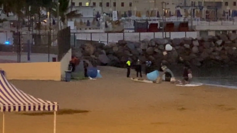 Migrantes desalojados en la playa grancanaria de Las Alcaravaneras
