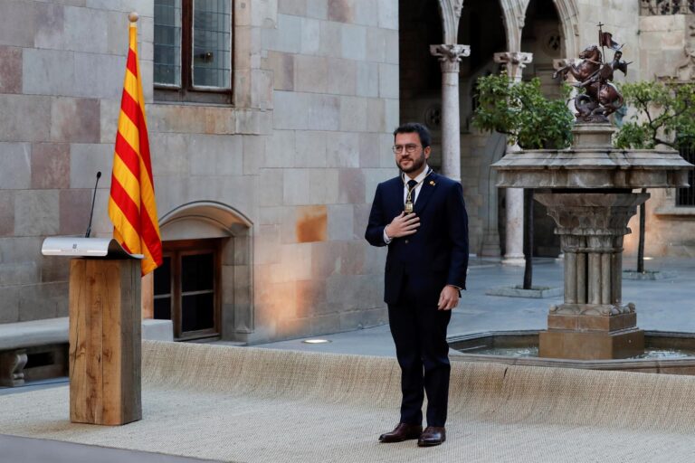 Aragonès toma posesión en un acto con Torra y sin menciones a la Constitución