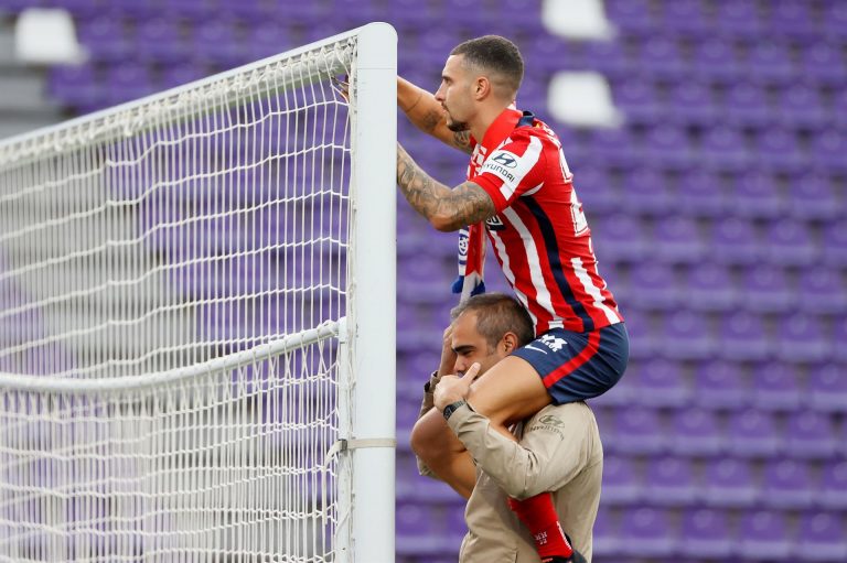 El Atlético de Madrid se lleva una Liga reñida con un gol de Suárez