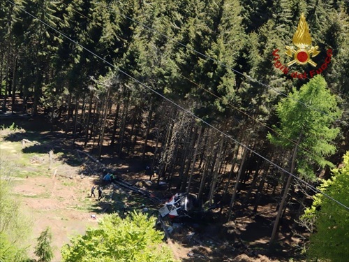 14 muertos y un niños herido al descolgarse un teleférico en el norte de Italia