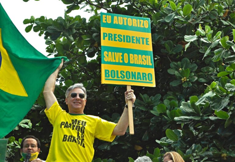 Bolsonaro amenaza en Brasil con un decreto que tumbe el confinamiento