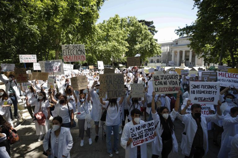 Protesta de los MIR por la adjudicación telemática de las plazas