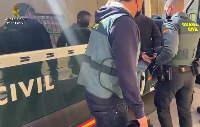 Detenidas 7 personas que introducían droga en vehículos con doble fondo