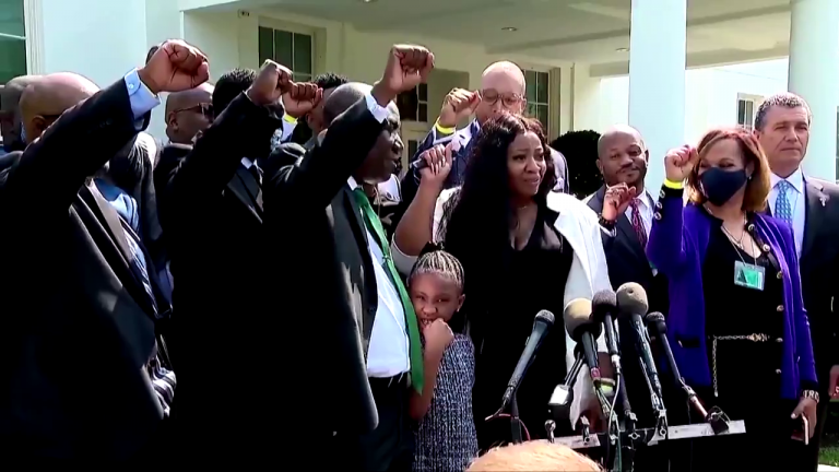 Biden admite a la familia Floyd el racismo de EEUU y la «irresponsabilidad» de las autoridades