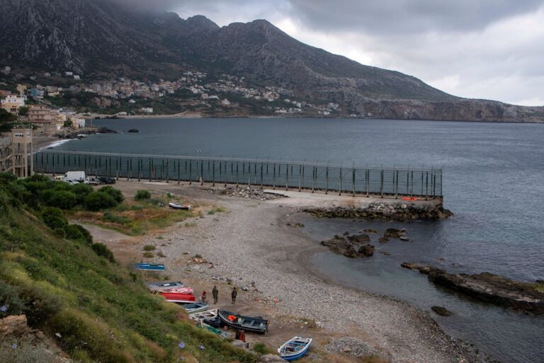Unos 300 migrantes subsaharianos intentan acceder a Ceuta sin conseguirlo
