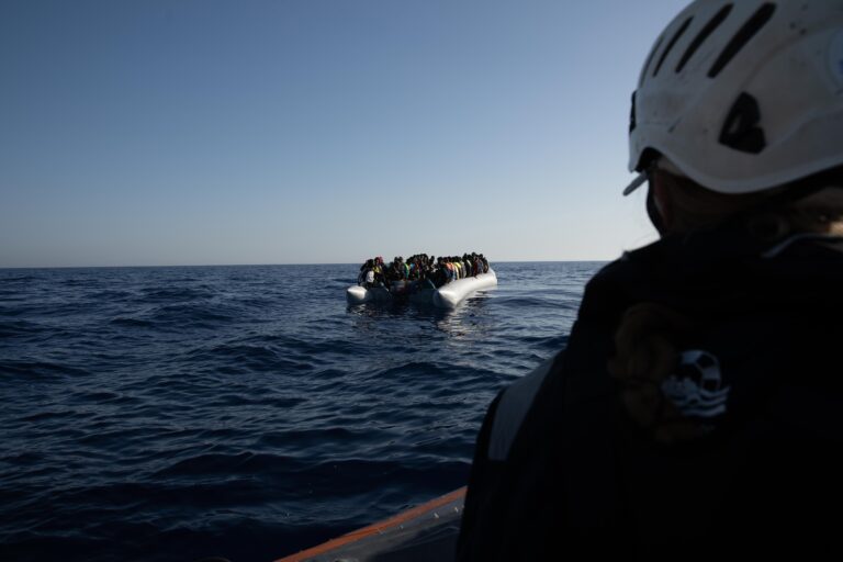 El barco de rescate ‘Sea Watch 4’ espera un puerto seguro para desembarcar a más de 450 migrantes