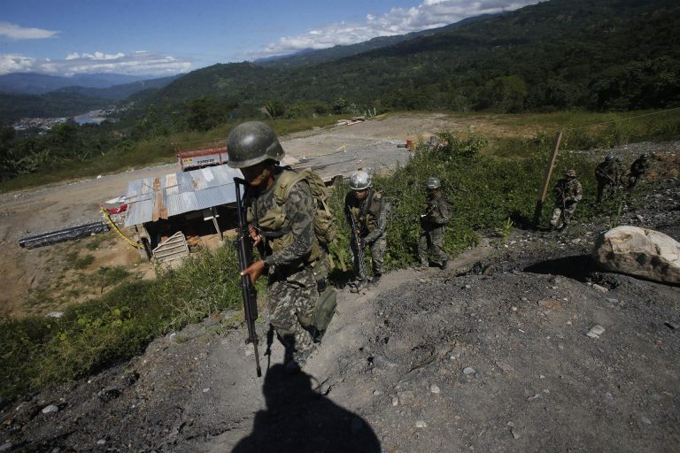 Sendero Luminoso mata a 18 personas a dos semanas de la segunda vuelta de las presidenciales en Perú