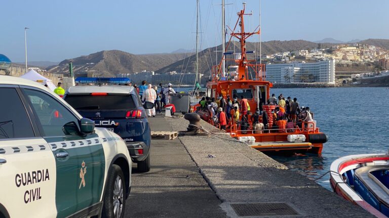Salvamar rescata a alrededor de 60 personas de un cayuco localizado a una milla de Puerto Rico