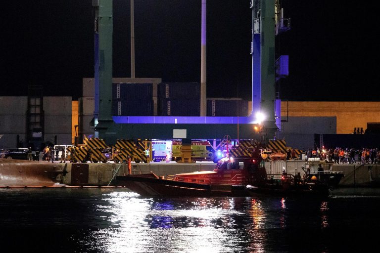Buscan a dos personas tras volcar un carguero en el puerto de Castellón