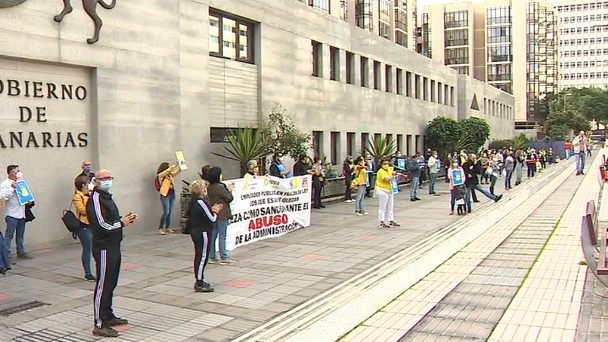 El Gobierno canario comienza la negociación con el comité de huelga de interinos