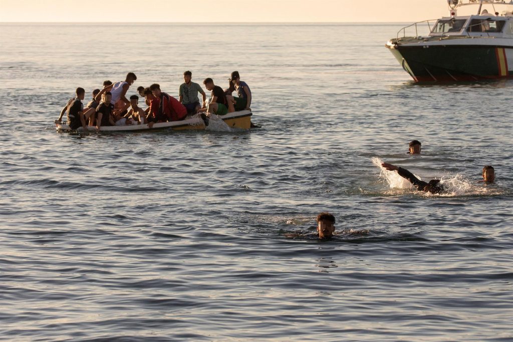 Gobierno y comunidades acuerdan acoger a 200 menores que ya estaban en Ceuta