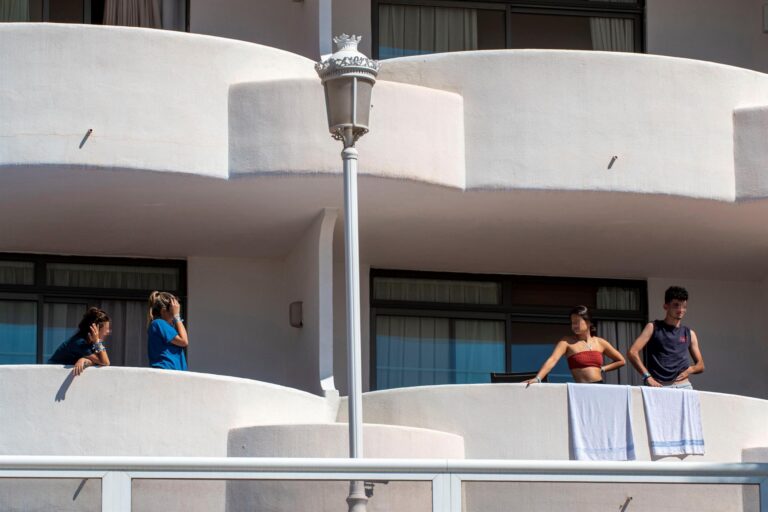 Un 26% de las pruebas PCR a jóvenes que tuvieron relación con el brote de un viaje de estudios en Mallorca han dado positivo