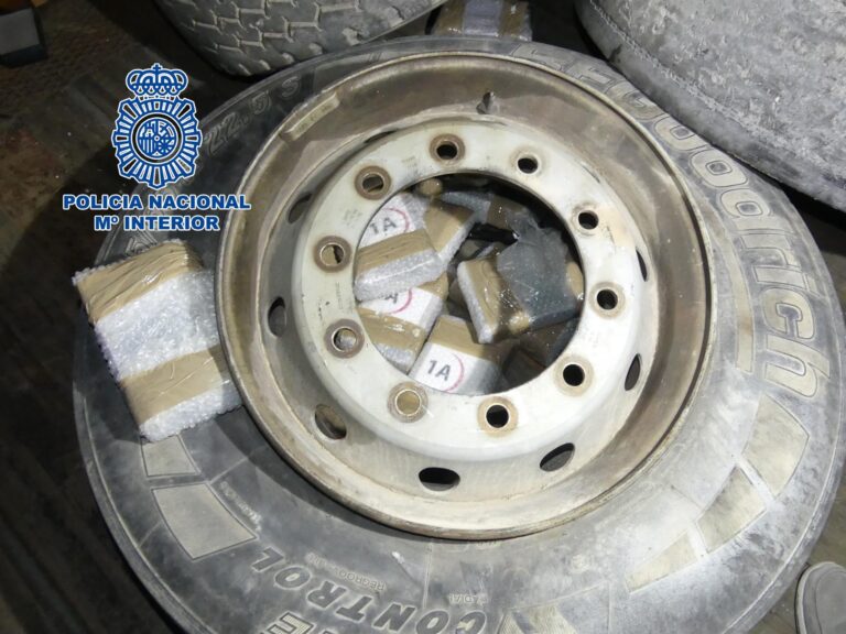 Intervienen en Almería 32 kilos de cocaína en las ruedas de repuesto de un camión procedente de Fuerteventura
