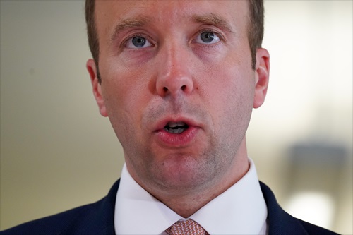 Dimite el ministro de Sanidad británico tras ser sorprendido violando la normativa COVID con su amante