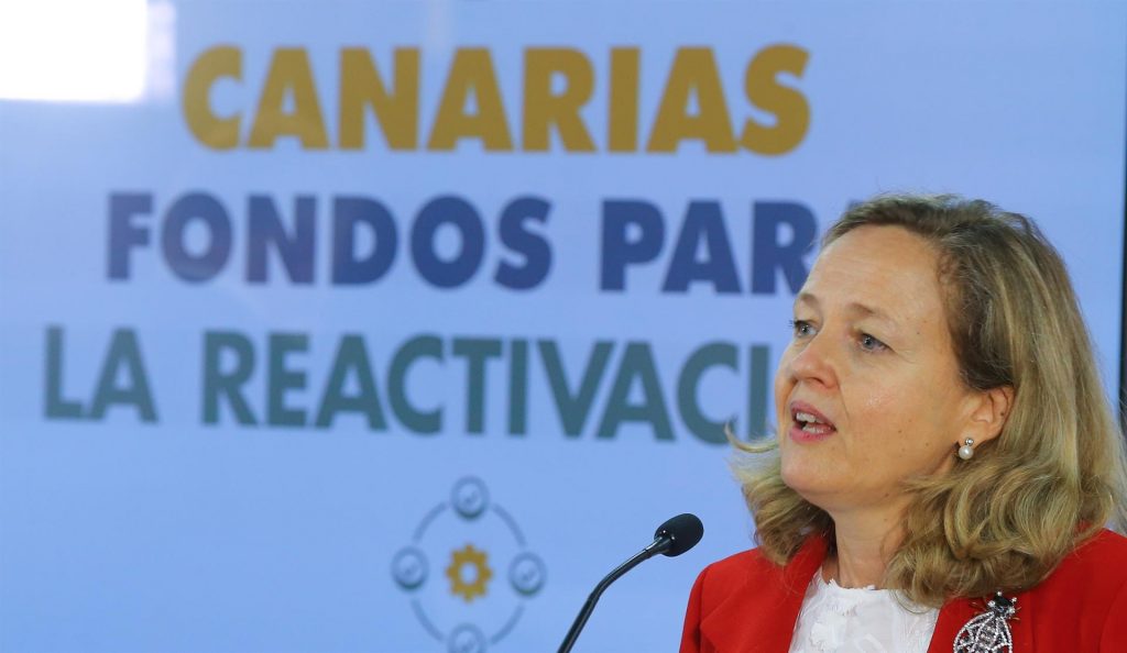 La vicepresidenta segunda y ministra de Asuntos Económicos y Transformación Digital, Nadia Calviño, durante la rueda de prensa que ofreció este lunes con el presidente del Gobierno de Canarias, Ángel Víctor Torres, en Las Palmas de Gran Canaria tras reunirse con representantes de las patronales y los sindicatos en el Foro Económico y Social. EFE/ Elvira Urquijo A.