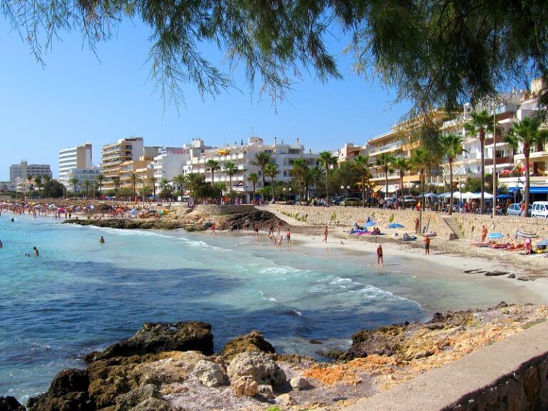 Un niño de 10 años herido muy grave al precipitarse de un hotel en Mallorca